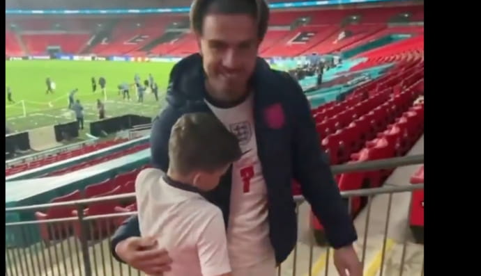 Джек Гріліш подарував бутсси вболівальнику