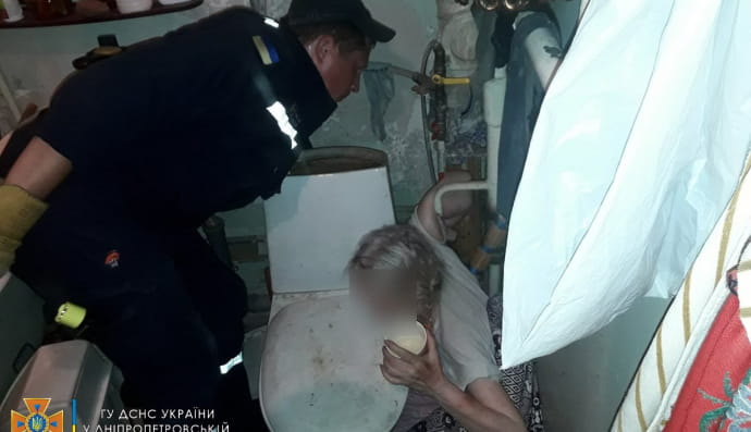 Специалисты спасают женщину, которая несколько дней провела в ванной комнате