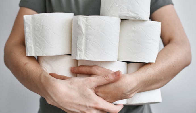 Чоловік тримає туалетний папір