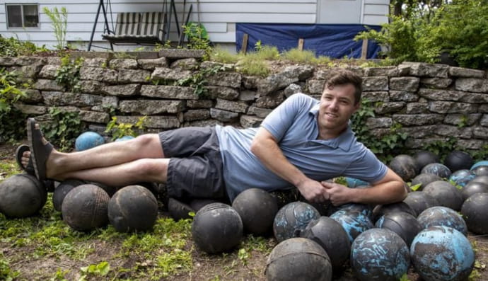 Мячи для боулинга в фундаменте дома Дэвида Олсона