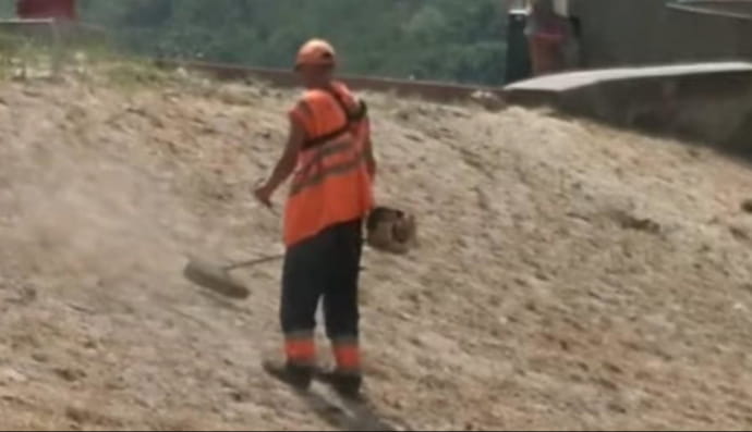 Комунальники "покосили" пісок