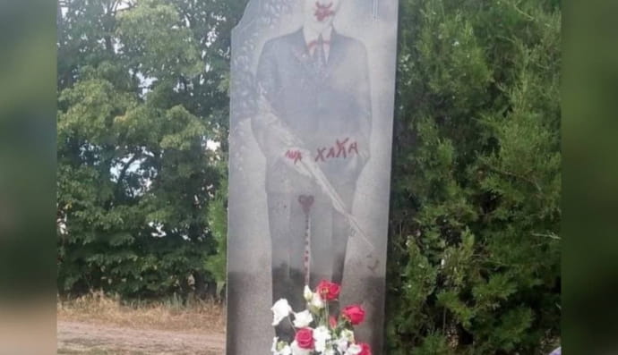 Разрисованный памятник