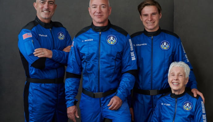 Джефф Безос и экипаж ракеты New Shepard 