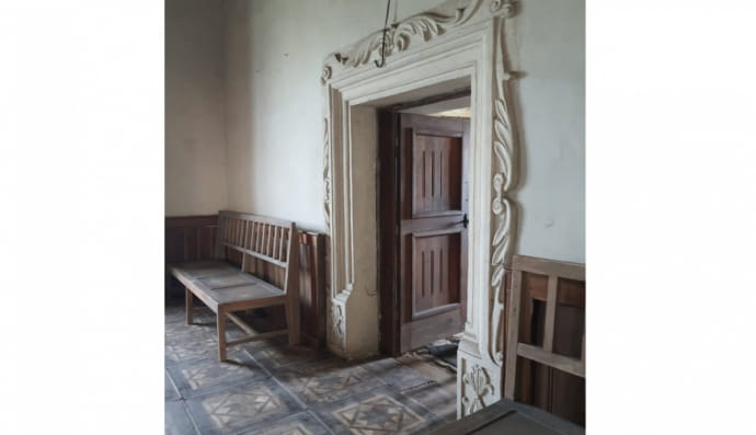 Свиржский замок, дверь в комнате