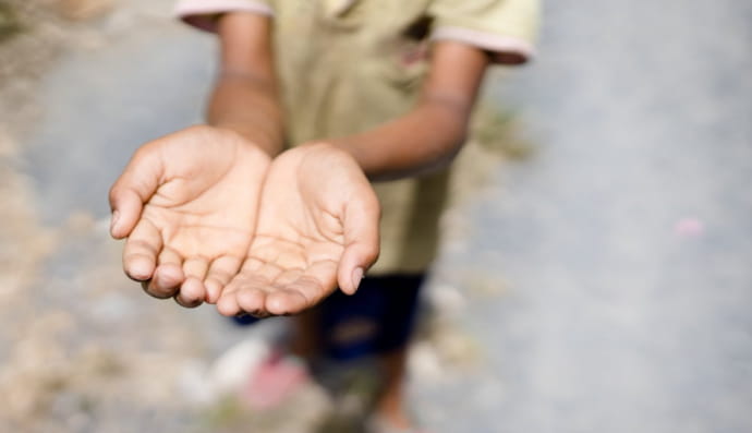 Ребенок протягивает руки