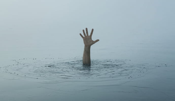 Рука тонущего человека