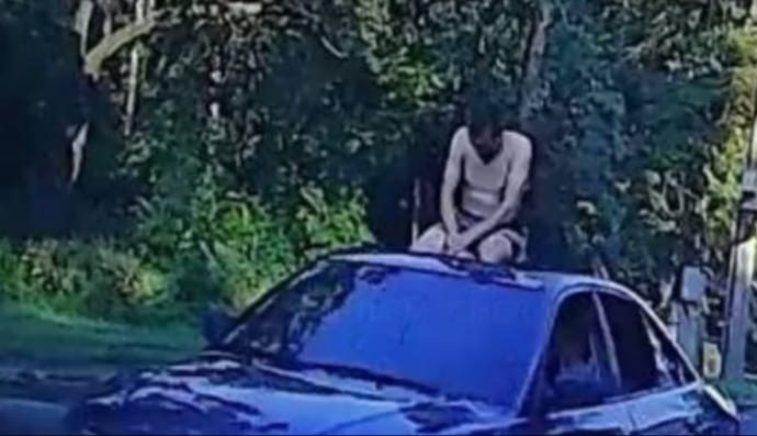 Напівоголений чоловік на даху авто у Черкасах