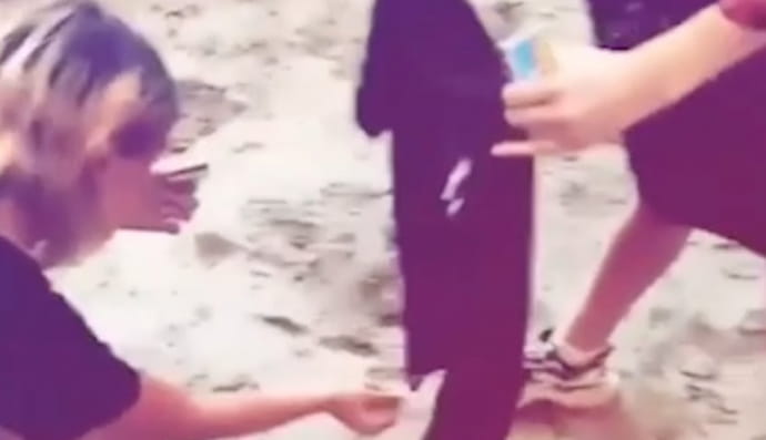 Дівчина підпалила футболку на якій було зображено герб України