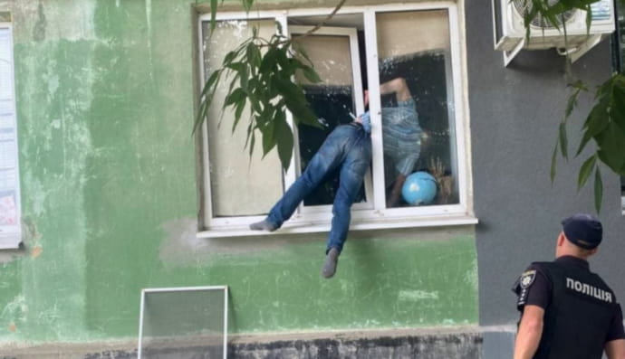 Мужчина пытался влезть в квартиру через окно и застрял