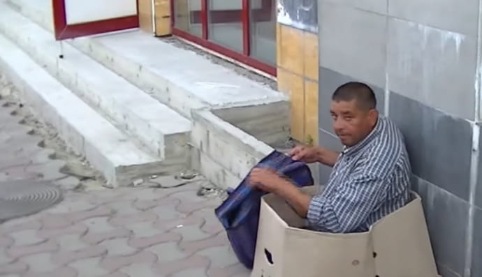 В Черновцах охранники за секунду "исцелили" нищего, который представлял из себя инвалида без ног-ведер