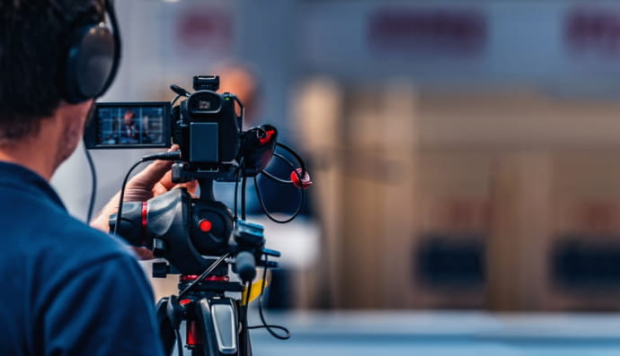 Оператор знімає на камеру репортаж