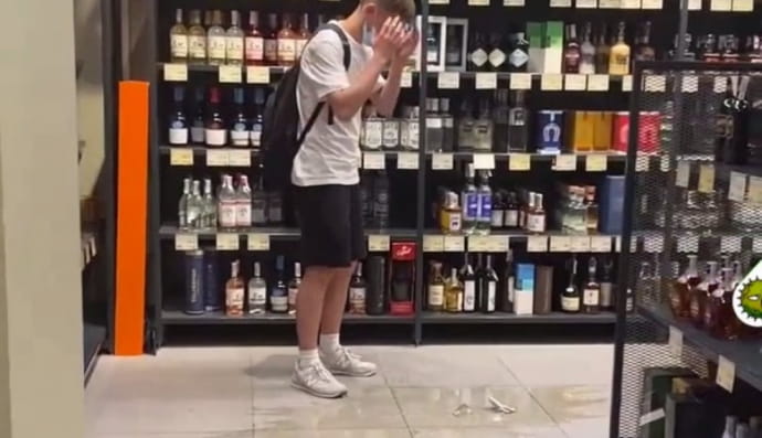 Разбитое блогером виски в Киеве