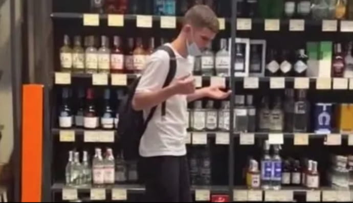 Блогер розбив пляшку елітного віскі