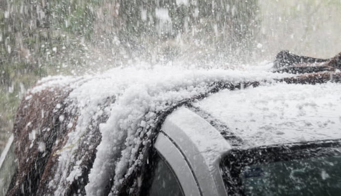 Град падає на автомобіль