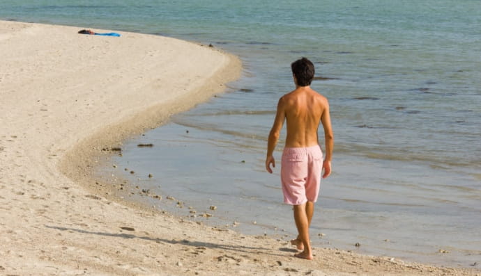 Чоловік відпочиває на курорті