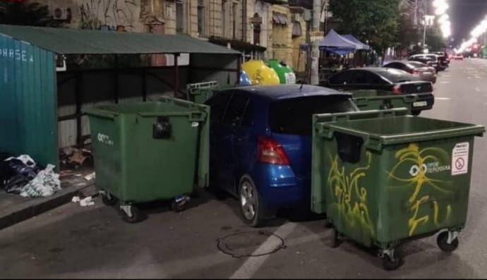 Водители мусоровоза оригинально "наказали" нарушителя