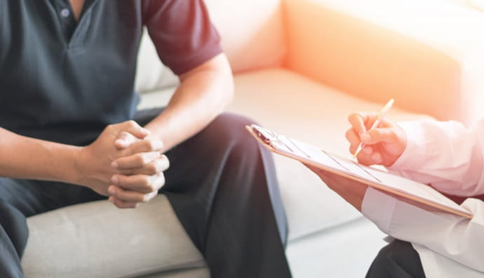 Мужчина на приеме у врача