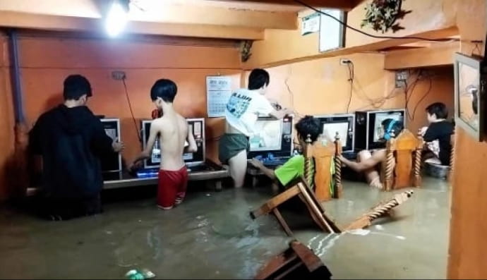 Підлітки у затопленому інтернет-кафе