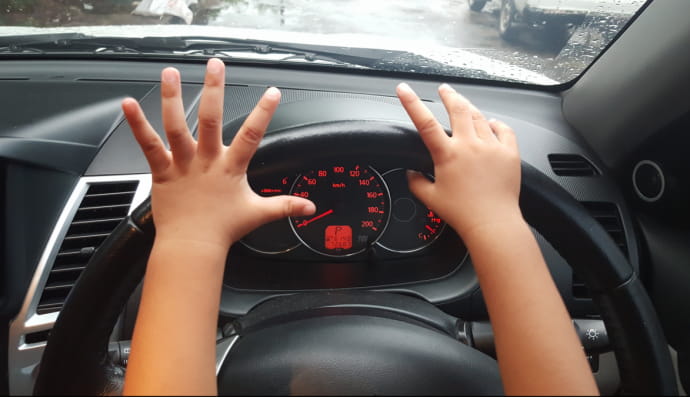 Дитина за кермом