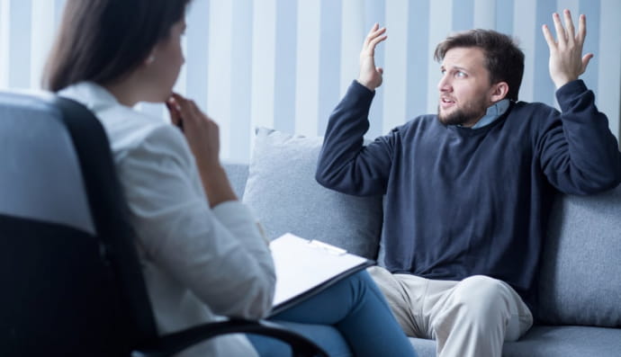 Чоловік розмовляє з лікарем