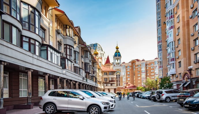 Парковка біля будинку у Києві