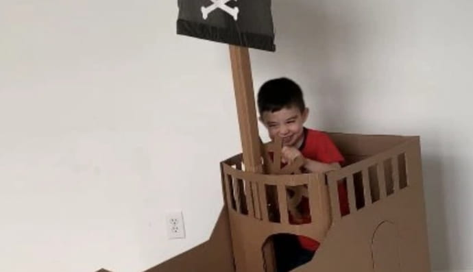 Жінка створює іграшки з картону