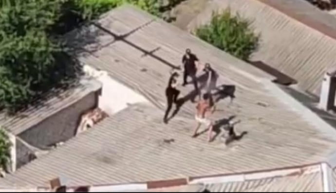 Полуголый мужчина с палкой в руках подрался с полицейскими на крыше дома 
