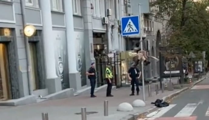 Девушка станцевала стриптиз на дорожном знаке