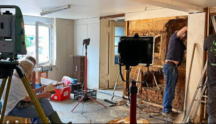 Стіна з артефактами у Німеччині 