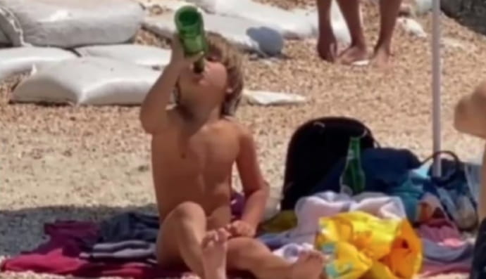 Мальчик распивал алкоголь, пока его родители разговаривали