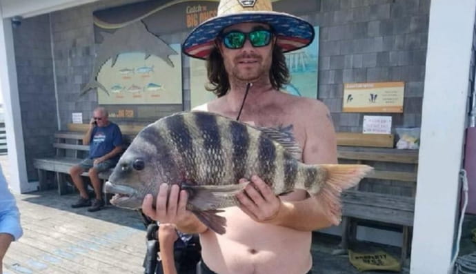 Мужчина поймал рыбу с человеческими зубами