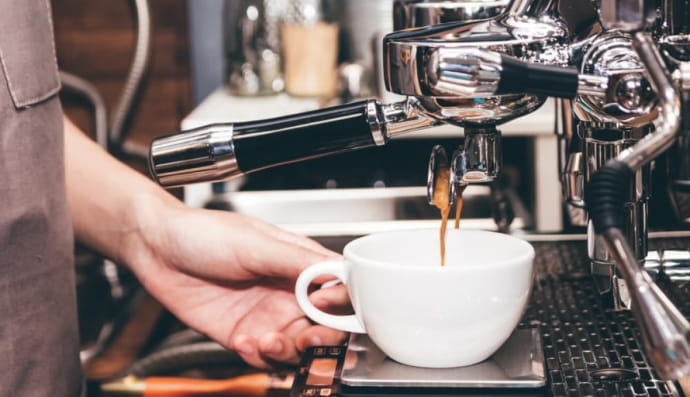 Бариста готовит кофе