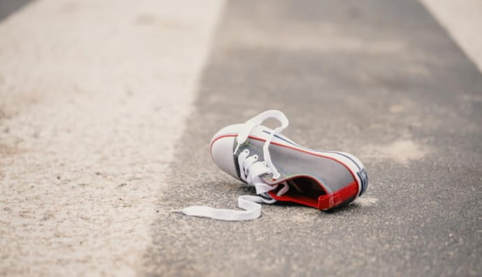 Детская обувь на дороге