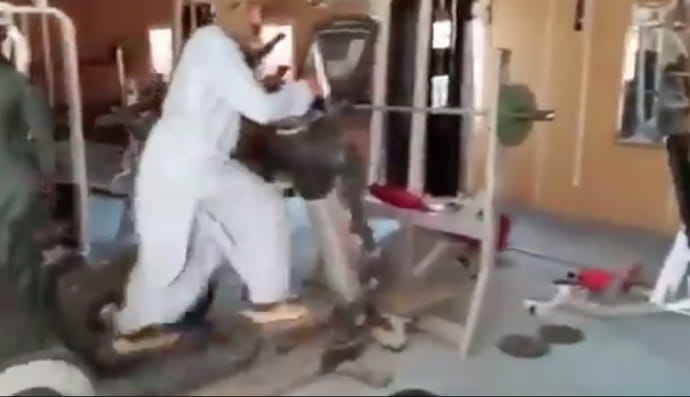 Таллибы в спортзале