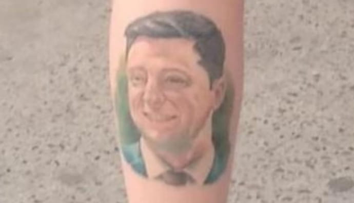 В Україні помітили чоловіка, з татуюванням Зеленського на нозі