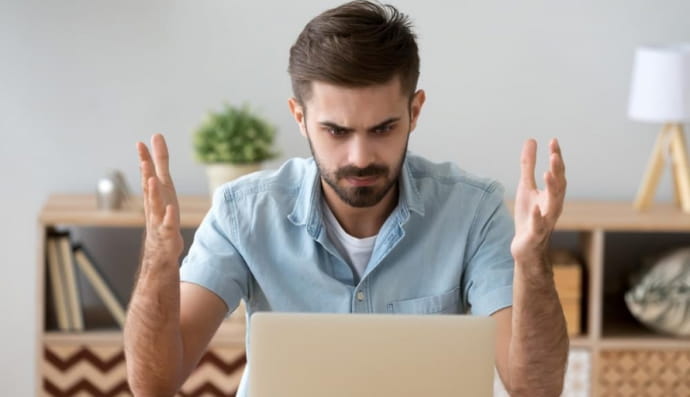 Чоловік незадоволений побаченим на ноутбуці