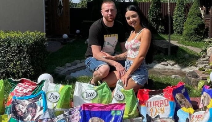 У хмельницькому молодятам дарували корм замість квітів