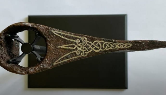 1000-літня сокира з гербом князя Володимира