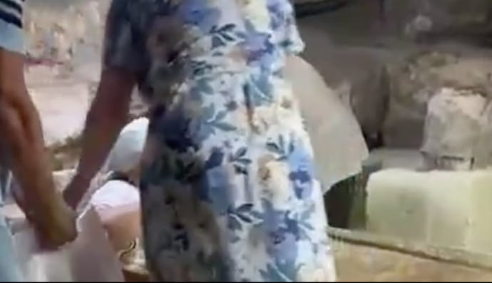 На Кипре российская туристка залезла в саркофаг и застряла