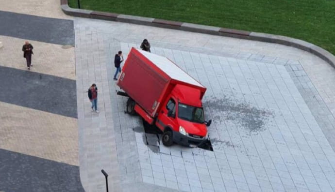 Вантажівка провалилася у фонтан на Арсенальній