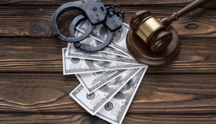 Наручники, деньги и молоток судьи
