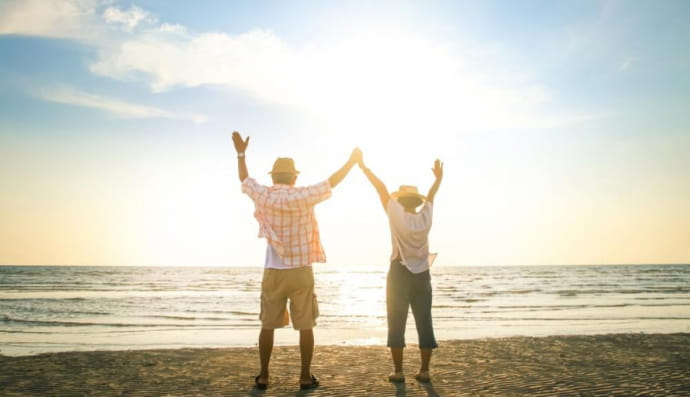 Мужчина и женщина стоят на берегу 