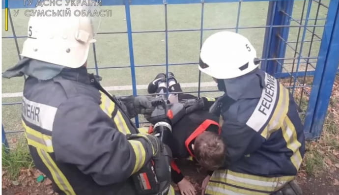 На Сумщине школьник застрял в заборе
