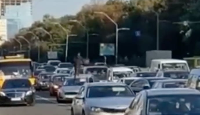 У Києві хлопець бігав дахами автівок