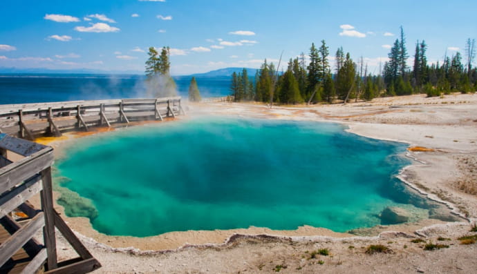Термальне озеро в Єллоустоунському національному парку