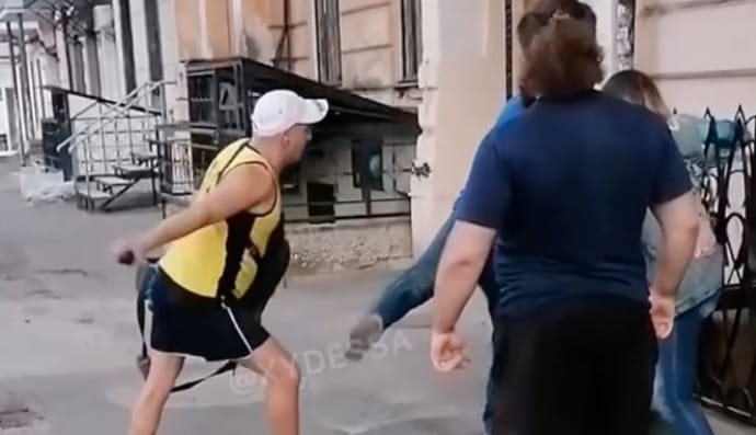 В Одессе мужчина душил девушку кнутом для скота и говорил, что она его дочь