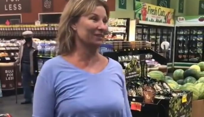 Жінка у супермаркеті 