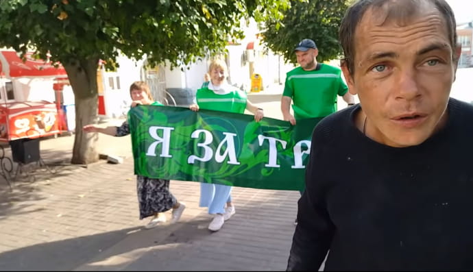 Пьяный мужчина на флешмобе "Я за трезвость" 