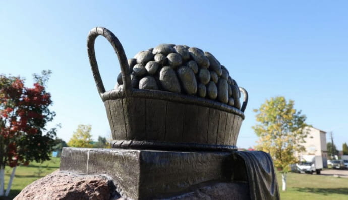 В Білорусі урочисто відкрили пам'ятник картоплі