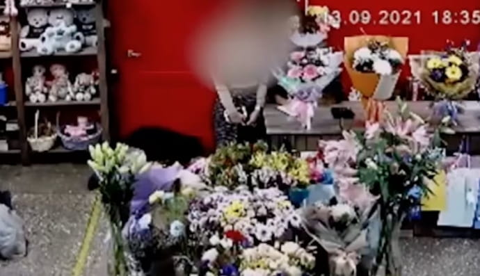 У Росії невідомий чоловік заглядав жінкам під юбки 